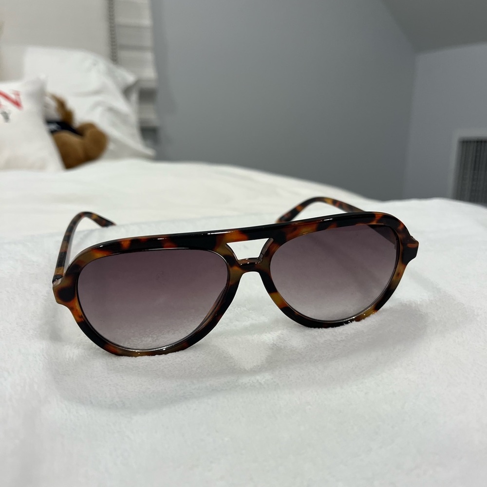 tortoise pattern sunglasses